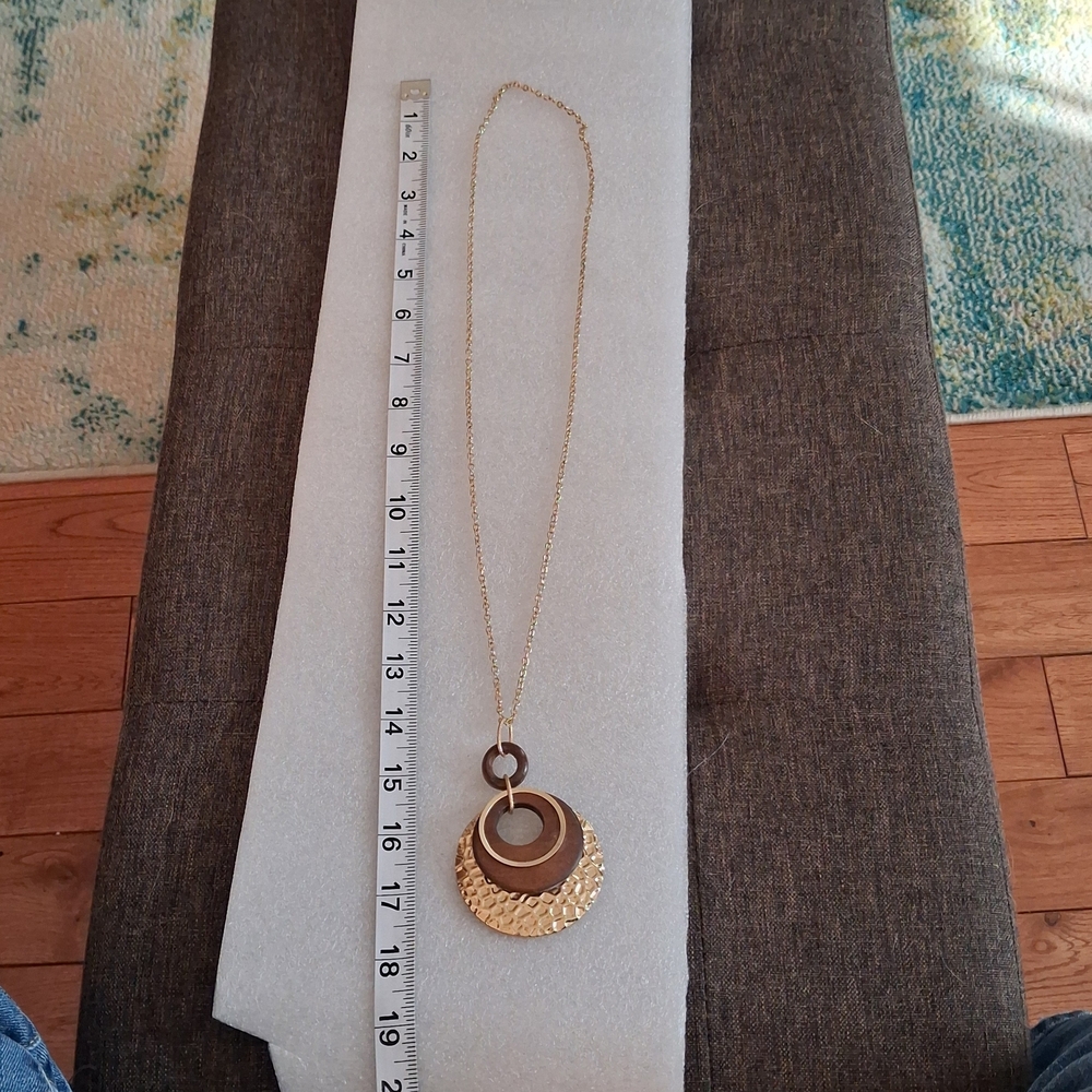 Elegant Gold and Brown Pendant Necklace